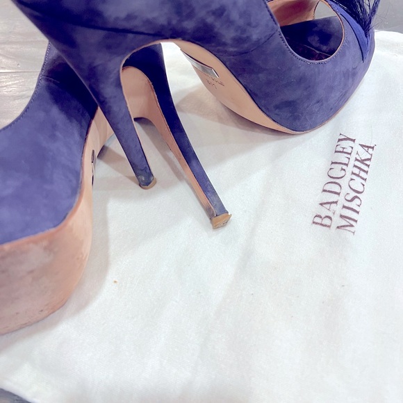 Badgley Mischka Violet suede with feather detail - Picture 5 of 7